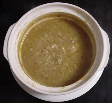 [ Porridge of curry taste containing tuna and barley ]