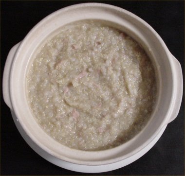 [ Porridge of quinua and tuna, green curry taste ]