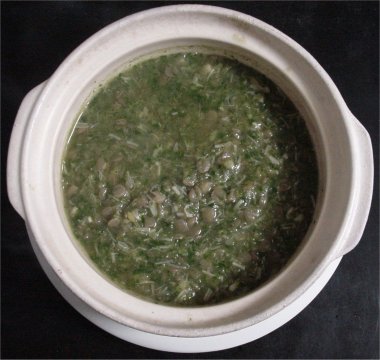 [ Porridge of lentil, garland chrysanthemum, onion and scallop. ]