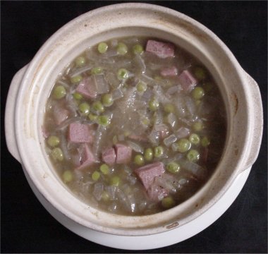 [ Soup of adobo taste containing green peas, onion and sausage ]
