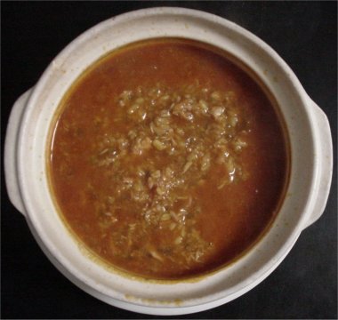 [ Porridge of tomato taste containing tuna and mung dal ]